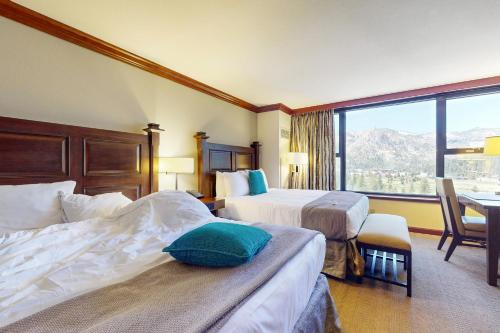 En eller flere senge i et værelse på Resort at Squaw Creek's 806 & 808