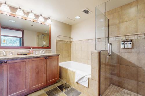 Et badeværelse på Resort at Squaw Creek's 806 & 808