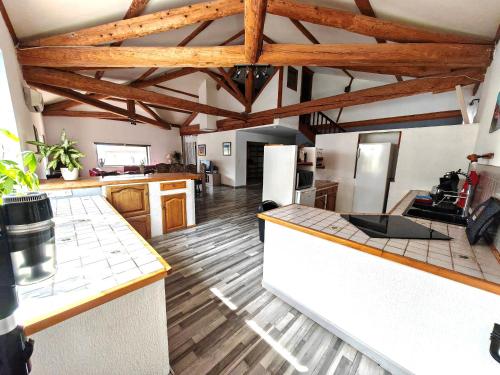 Photo de la galerie de l'établissement Maison 3 chambres avec piscine couverte, à Lespignan