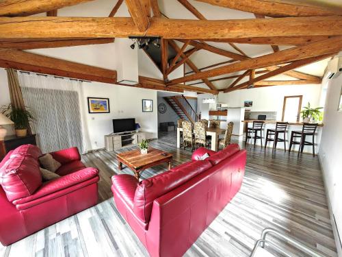 Photo de la galerie de l'établissement Maison 3 chambres avec piscine couverte, à Lespignan