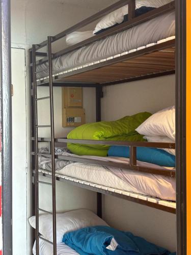 un groupe de lits superposés dans une pièce dans l'établissement 213 Ile des pêcheurs, Vue port, au Cap d'Agde