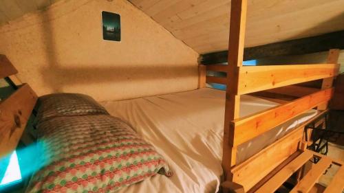 - une petite chambre avec des lits superposés et une échelle dans l'établissement Eco-Refuge de Montailloux, à Corbonod