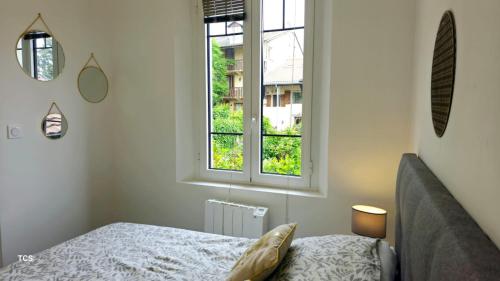 une chambre avec un lit et une fenêtre dans l'établissement La terrasse de rives, à Thonon-les-Bains