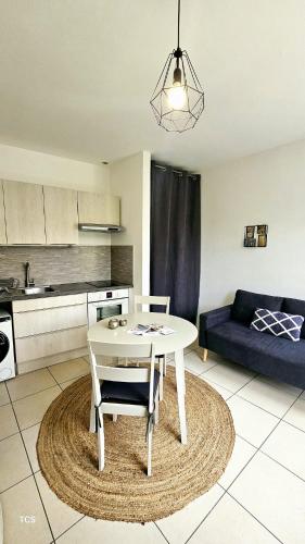 d'une cuisine et d'une table dans le salon. dans l'établissement La terrasse de rives, à Thonon-les-Bains