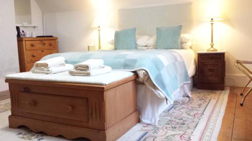 Ein Bett oder Betten in einem Zimmer der Unterkunft Benslow Music