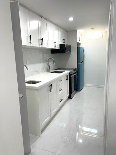 Kuchyň nebo kuchyňský kout v ubytování Contemporary Private Basement Suite