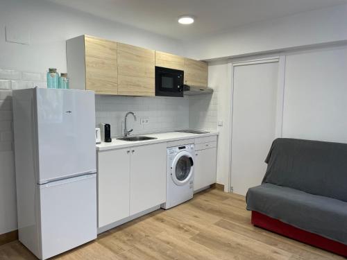 een keuken met een witte koelkast en een wasmachine bij Apartamento Granadella in Platja de l'Arenal