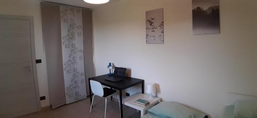 a room with a desk and a bed and a chair at EMALU - Workation&Holiday in Pinerolo