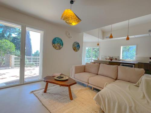 un salon avec un canapé et une table dans l'établissement Villa Helric dans Cassis - Jardin - Parking, à Cassis