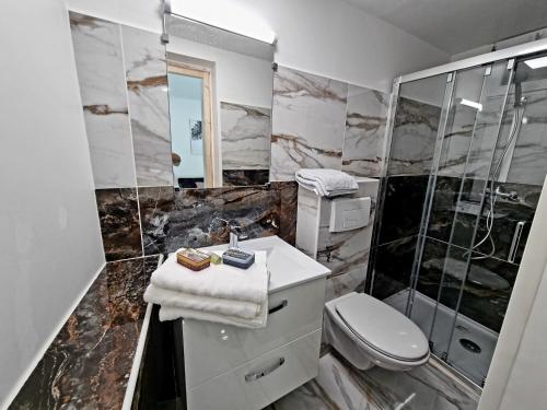 une salle de bain avec un lavabo, des toilettes et une douche dans l'établissement Villa neuve avec Piscine Privée Parc des Calanques 15min Vélodrome, à Marseille