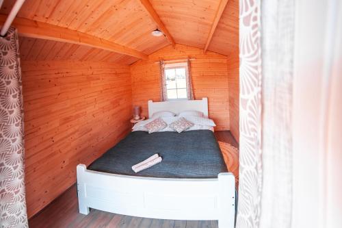 Una cama o camas en una habitación de KEMPINGA MĀJIŅAs