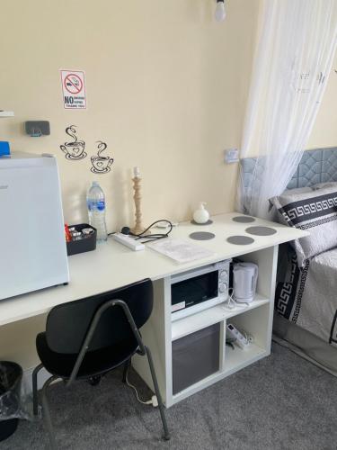 a desk with a computer and a chair in a room at Jerome 1 in London