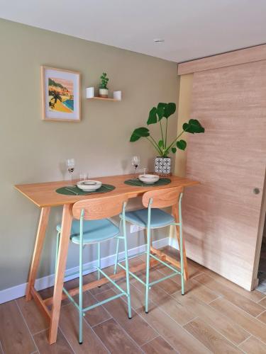 - une table à manger avec 2 chaises et une table dans l'établissement Le Gallieni, à Bron