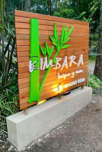 a sign that says la barra on a wooden wall at Kimbara Bosque y Mar in Mar de las Pampas