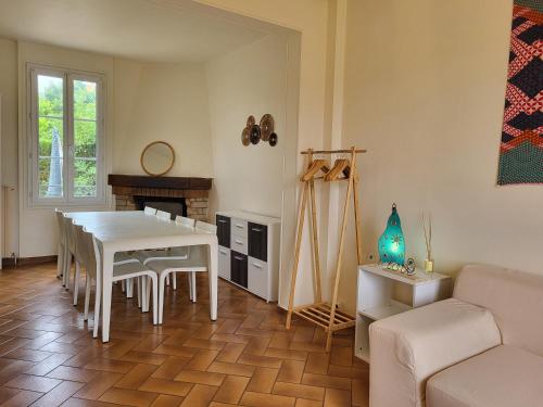 un salon avec une table blanche et un canapé dans l'établissement Maison pour 10 PARIS DISNEY FONTAINEBLEAU, à Cesson