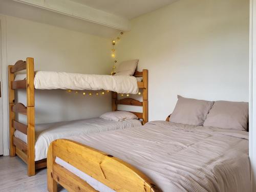 une chambre avec deux lits superposés avec des lumières sur le mur dans l'établissement Maison pour 10 PARIS DISNEY FONTAINEBLEAU, à Cesson