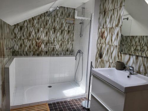 une salle de bain avec une douche, un lavabo et une baignoire dans l'établissement Maison pour 10 PARIS DISNEY FONTAINEBLEAU, à Cesson