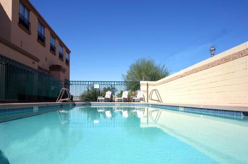 una piscina frente a un edificio en GreenTree Inn and Suites Florence, AZ, en Florence