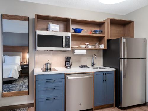 Η κουζίνα ή μικρή κουζίνα στο Candlewood Suites Rockford by IHG