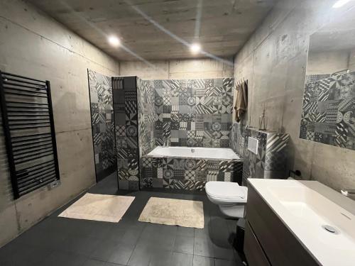 a bathroom with a toilet and a tub and a sink at Solar dos limas in Criação Velha