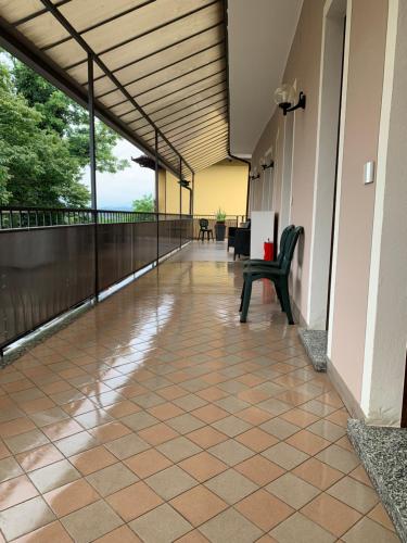un balcon avec une chaise noire sur le sol dans l'établissement GioAndre, à Coni