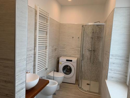 une salle de bain avec une machine à laver et un lave-linge dans l'établissement GioAndre, à Coni