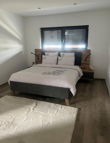 une chambre avec un grand lit avec deux fenêtres dans l'établissement Villa Aqua Détente, à Ingersheim