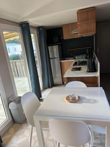 Photo de la galerie de l'établissement Camping 4 étoiles Mobil-Home Haut de Gamme Neuf 6 à 8 pers, à Canet