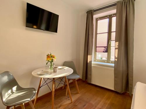 a small table and chairs in a room with a window at Apartments am Markt in Angermünde