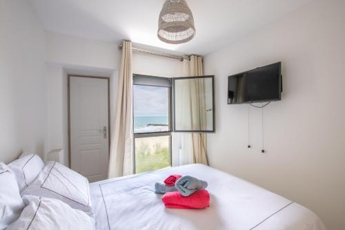 - une chambre avec un lit avec un éléphant farci dans l'établissement La perle Marine, à Mauguio