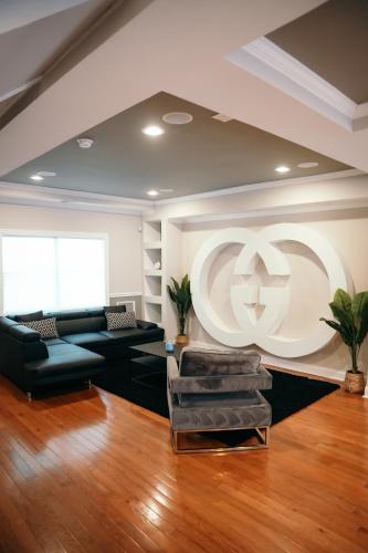 ein Wohnzimmer mit schwarzen Möbeln und einem großen Kreis an der Wand in der Unterkunft Charm City Luxury 4 Bedroom Brick Home in Baltimore