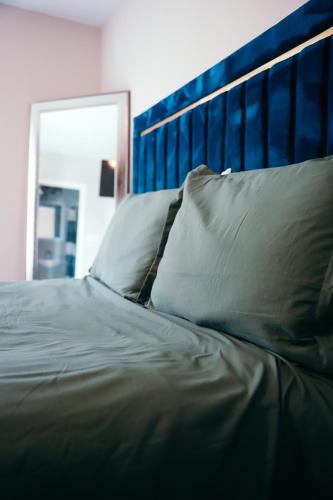 Ein Bett oder Betten in einem Zimmer der Unterkunft Charm City Luxury 4 Bedroom Brick Home