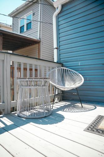 Ein Balkon oder eine Terrasse in der Unterkunft Charm City Luxury 4 Bedroom Brick Home