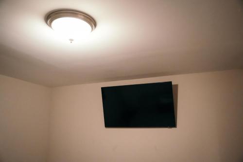 TV/Unterhaltungsangebot in der Unterkunft Charm City Luxury 4 Bedroom Brick Home