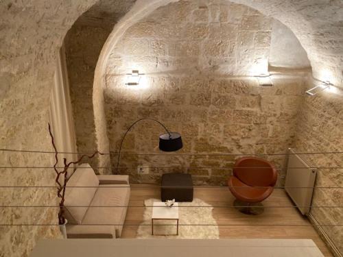 une chambre avec un canapé et une lampe sur un mur dans l'établissement Loft design dans hotel particulier, à Montpellier