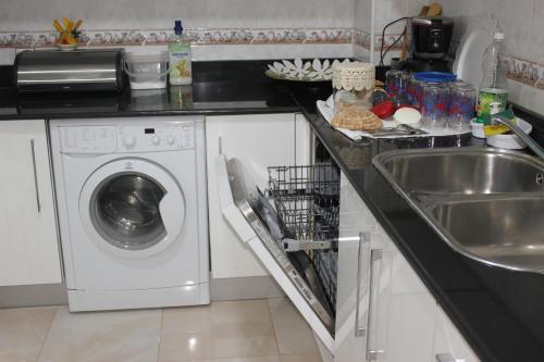 Kuchyň nebo kuchyňský kout v ubytování Malabata Duplex
