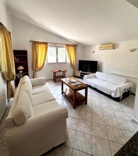 a living room with a couch and a bed at Katerinas House 2 in Skriperón