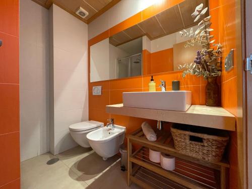 un baño con lavabo e inodoro en Taima Flats 3, en Alicante