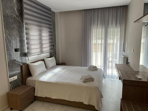 a bedroom with a large white bed with a window at Siel Residences in Perea