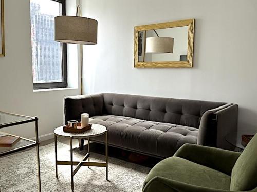 Гостиная зона в Huge Modern 2 bedroom in Little Italy