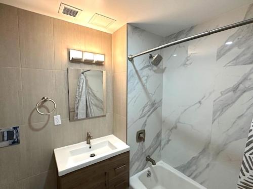 Ванная комната в Huge Modern 2 bedroom in Little Italy