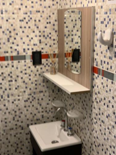 a bathroom with a sink and a mirror at Monoambiente CÉNTRICO para 3 personas MALARGÜE in Malargüe