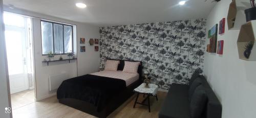 une petite chambre avec un lit et une fenêtre dans l'établissement Studio le Trésor d'amour, à Noyers-sur-Cher