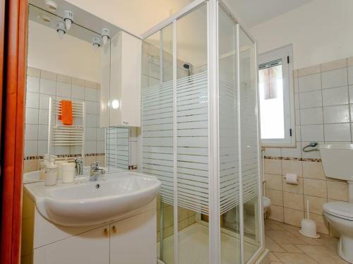 Un baño blanco con lavabo e inodoro. en Villa Rita - Casa Vista Mare - Vasto Punta Penna, en Vasto