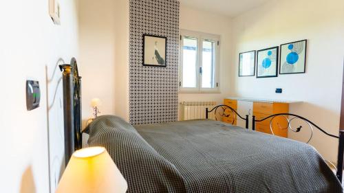 un dormitorio con una cama y una ventana en Villa Rita - Casa Vista Mare - Vasto Punta Penna, en Vasto