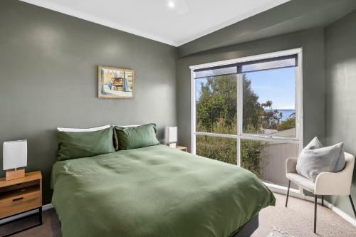 Una cama o camas en una habitación de Fairview Central With A View