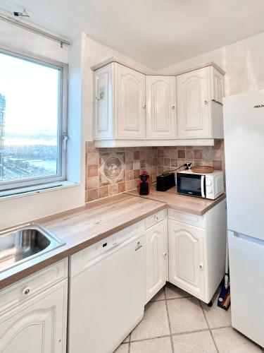 Cuisine ou kitchenette dans l'établissement Unique Luxury Parisian Panorama High-Rise by the Eiffel Tower