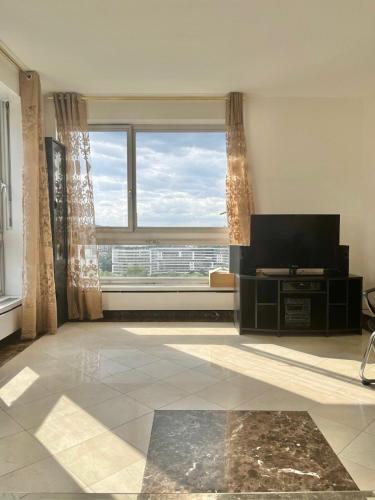 Télévision ou salle de divertissement dans l'établissement Unique Luxury Parisian Panorama High-Rise by the Eiffel Tower
