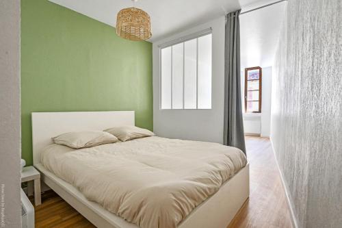 Ce lit se trouve dans un dortoir doté de murs verts et d'une fenêtre. dans l'établissement Lumineux T3 refait à neuf dans le Vieux Toulon Centre, à Toulon