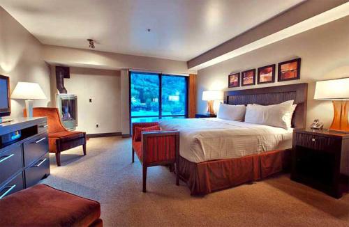 a bedroom with a large bed and a television at Main & SKY by EXMAR in Park City